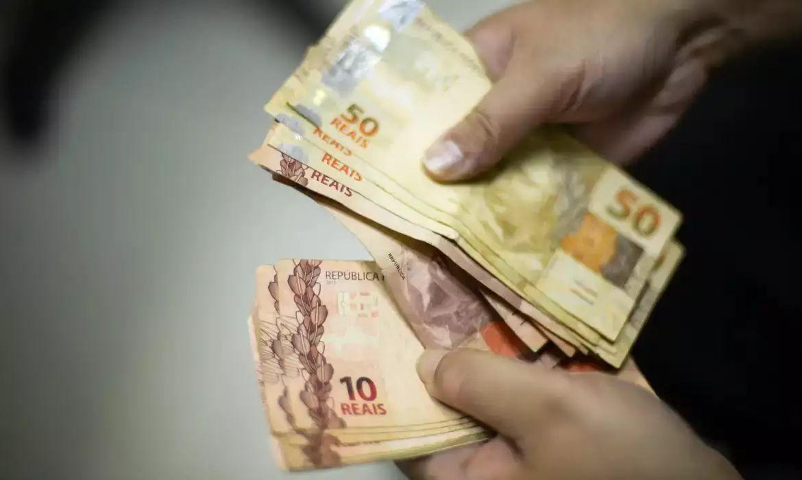 Juros, surpresa com EUA e intervenções: o que explica a saída de dinheiro estrangeiro da bolsa brasileira